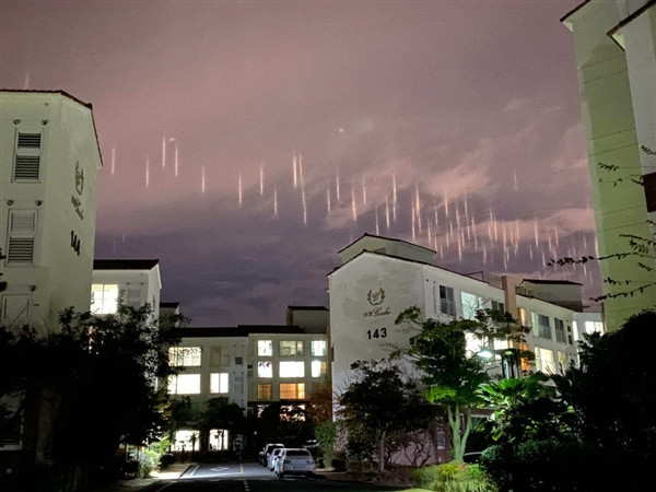 外星人来地球了？韩国济州岛夜空出现不明“光柱”