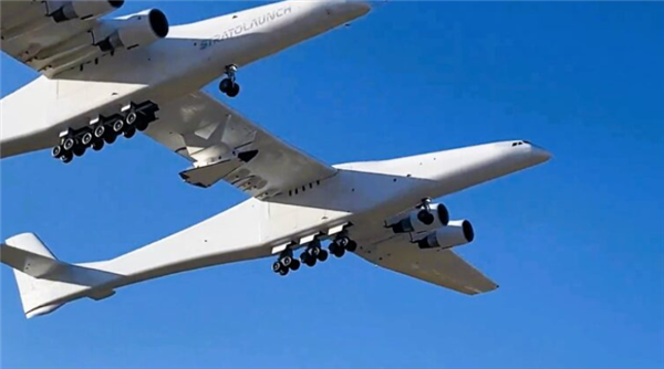翼展超足球场！世界最大飞机携带原型机TA-0升空成功